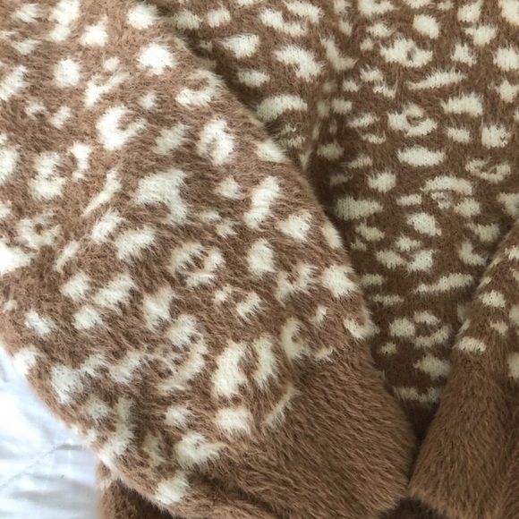 NWT Cheetah Animal Sweater Abercrombie & Fitch - Picture 2 of 3